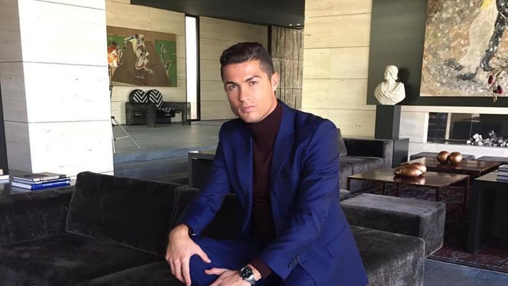 Xelectia – Inspiration Gallery | Traje azul vestido por Cristiano Ronaldo - Xelectia Inspiration Gallery