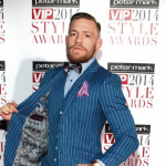 Traje azul raya con forro estampado vestido por Conor Mcgregor