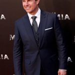 Traje tres piezas azul Brioni vestido por Tom Cruise