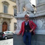 Americana de lino roja vestida por Javier de Juana