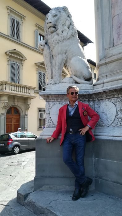 Americana de lino roja vestida por Javier de Juana