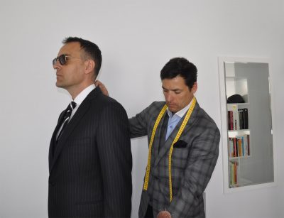 Hugo de Juana probando a Risto Mejide el traje de la boda - Exquisuits by de Juana