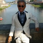 Traje blanco cuadro tapa azul vestido por Javier de Juana - Pitti Florencia