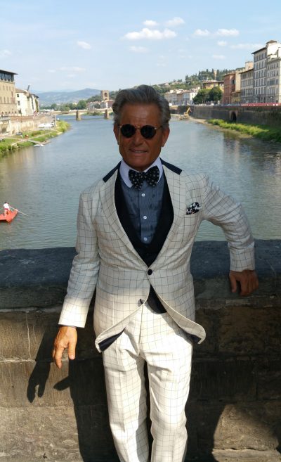 Traje blanco cuadro tapa azul vestido por Javier de Juana - Pitti Florencia