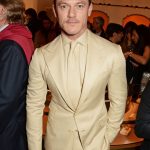 Traje beige liso solapa pico vestido por Luke Evans