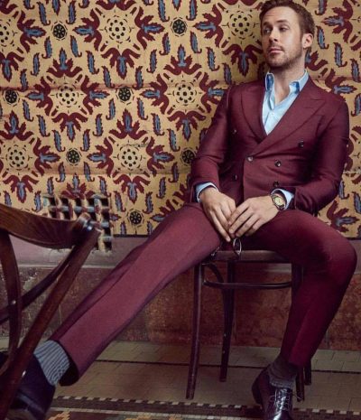 Traje cruzado burdeos vestido por Ryan Gosling