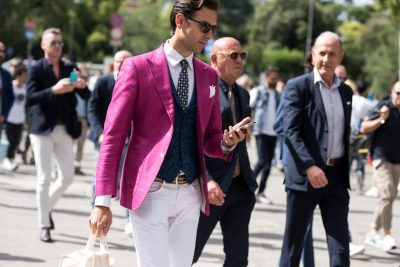 Americana violeta chaleco de una fila y pantalón blanco