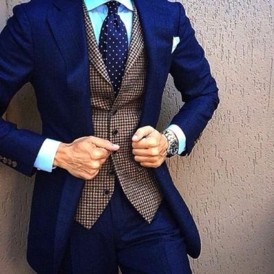 Traje azul eléctrico y chaleco cuadro marron