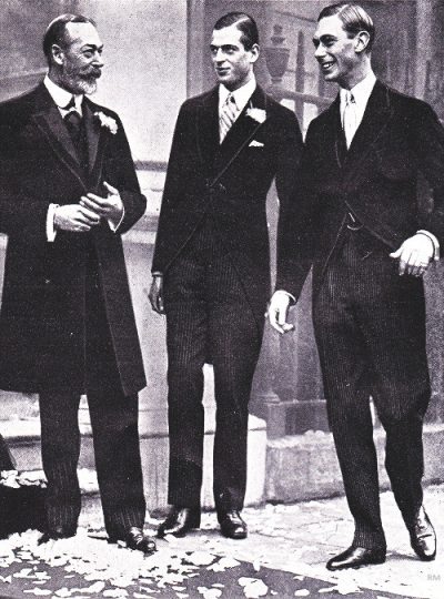 El rey Jorge V (izquierda) con dos de sus hijos, el príncipe Jorge, duque de Kent (centro) y el príncipe Alberto, duque de York (derecha, más tarde el rey Jorge VI).