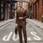 Traje marrón cruzado