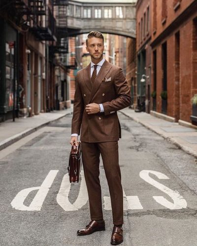 Traje marrón cruzado