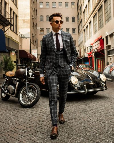 Traje con chaleco gris oscuro cuadro