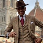 Traje con chaleco marrón cuadro