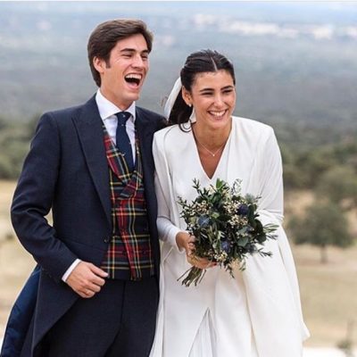 chaqué azul con chaleco tartan rojo