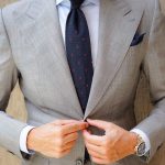 traje gris claro cuadro gales solapa pico