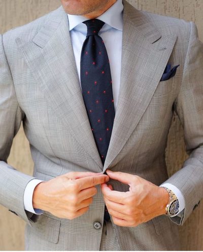 traje gris claro cuadro gales solapa pico