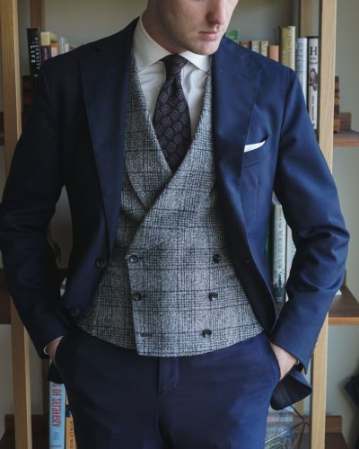 Traje azul liso chaleco gris cuadro