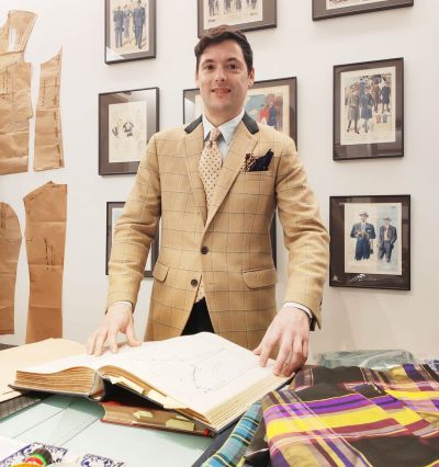 Americana beige cuadro Exquisuits by de Juana vestida por Hugo de Juana - Tejido Holland & Sherry