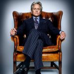 Traje diplomático azul vestido por Michael Douglas