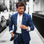 Traje azul cuadro ventana