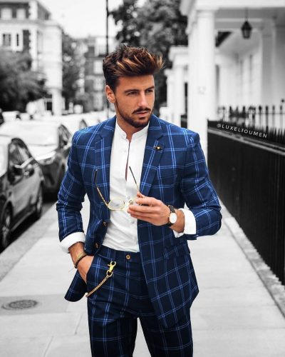 Traje azul cuadro ventana