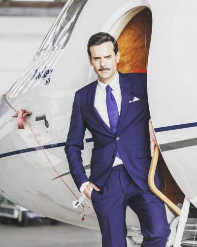 traje azul tinta Exquisuits by de Juana vestido por Gustavo Eguskiza